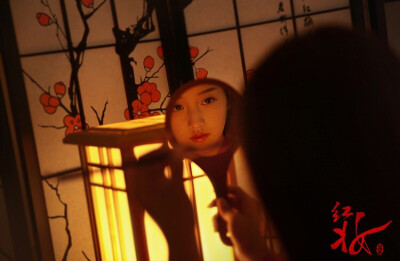 《红妆》朝露草木情.红烛黄花影.华裳迎君归.愁绪终渐微.红尘若迷梦，流年似落水.展颜为君舞.誓言朝情赴___相思树下许生死.不惧芳华刹那。