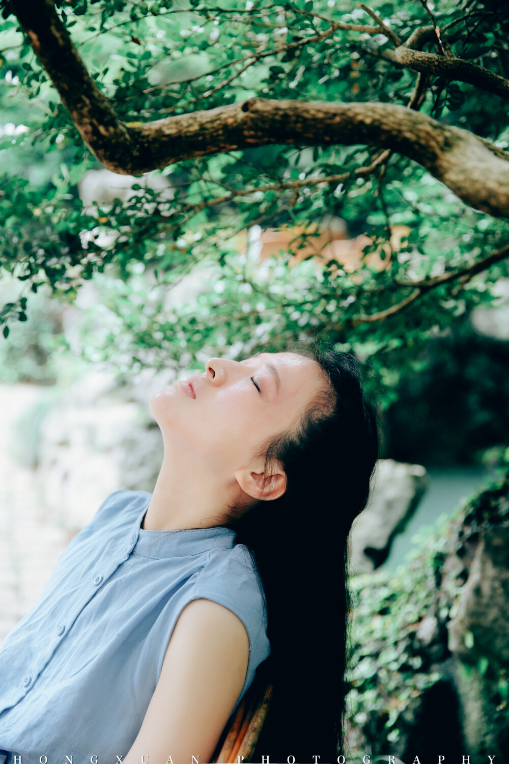 我喜欢你聒噪的样子 摄影：洪小漩 出镜：妖妖 别看妖妖在照片里文文气气的样子，生活中她可完全不是这样的，她说她喜欢我和小梅，所以把真实的模样展现给我们看。 我可真是荣幸坏了。 妖妖那天请我们吃了好吃的午饭，还送我们回家，话说我去年到今年，一直都是各种女孩子送我回家。 你们听出我语气中那种让人毛骨悚然的求欢感了么？ 吓坏我了。