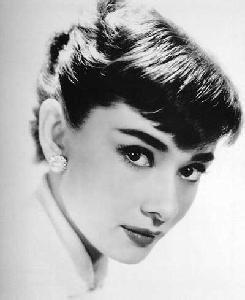 奥黛丽·赫本（Audrey Hepburn），1929年5月4日出生于比利时布鲁塞尔，英国电影和舞台剧女演员。