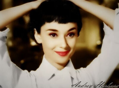 奥黛丽·赫本（Audrey Hepburn），1929年5月4日出生于比利时布鲁塞尔，英国电影和舞台剧女演员。