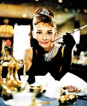 奥黛丽·赫本（Audrey Hepburn），1929年5月4日出生于比利时布鲁塞尔，英国电影和舞台剧女演员。