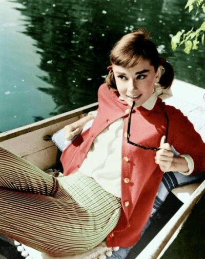 奥黛丽·赫本（Audrey Hepburn），1929年5月4日出生于比利时布鲁塞尔，英国电影和舞台剧女演员。