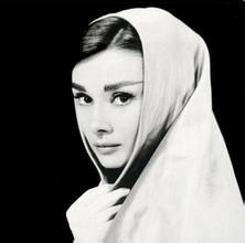 奥黛丽·赫本（Audrey Hepburn），1929年5月4日出生于比利时布鲁塞尔，英国电影和舞台剧女演员。