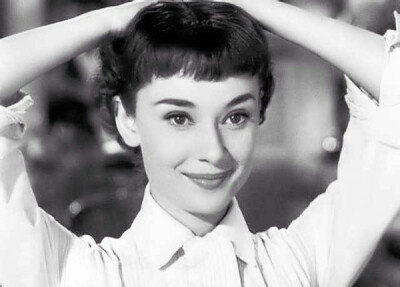 奥黛丽·赫本（Audrey Hepburn），1929年5月4日出生于比利时布鲁塞尔，英国电影和舞台剧女演员。