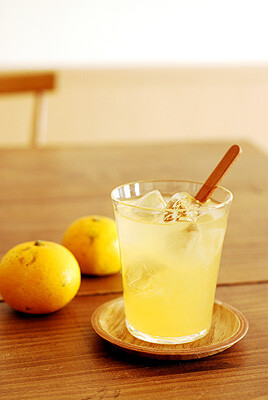 【蜂蜜橘子水】——材料：橘子，蜂蜜500克，水。 ——做法：橘子切开两半，最好是用手挤一下把汁先滴到罐里，然后再把橘子也放进去。一层橘子一层蜂蜜，直到你认为够的量就好了。如果喜欢东南亚口味的还可以加入话梅…
