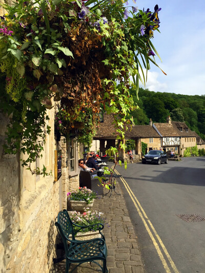 Castle Combe 英国最古老最美丽的村庄，没有任何现代的装饰，没有电线没有信号接收器，房子还是十五世纪建成的。很多英国历史剧都是在这里拍的~~~