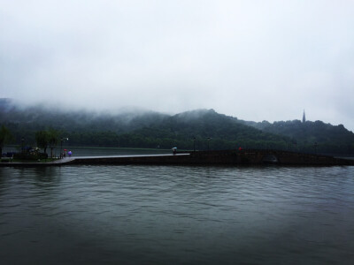 雨天的西湖断桥，白娘子与许仙相遇的地方