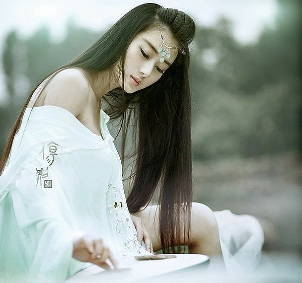 玉颜消瘦，花蕾弹落，伊人红妆，孤影风拂，莲花芯，几世春秋，几世芳华，几世恋月。