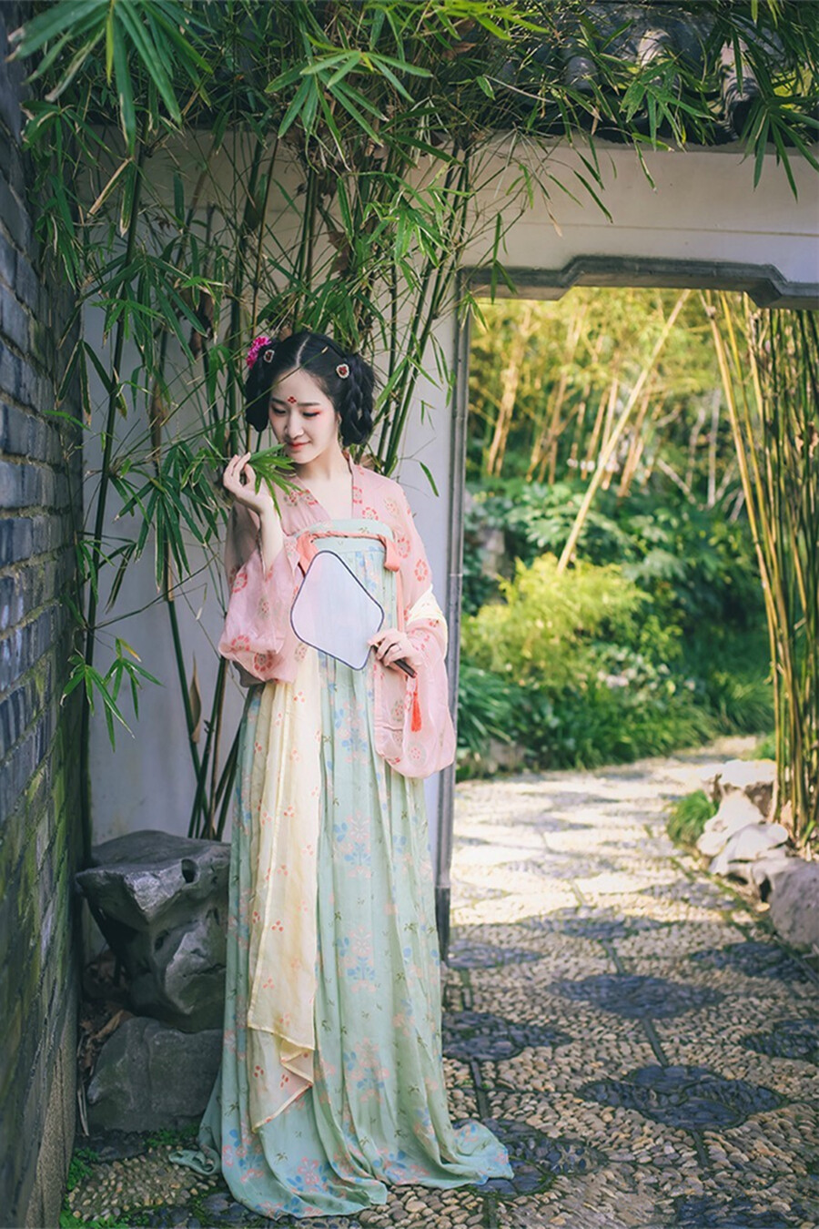 花褪残红青杏小，燕子飞时，绿水人家绕。