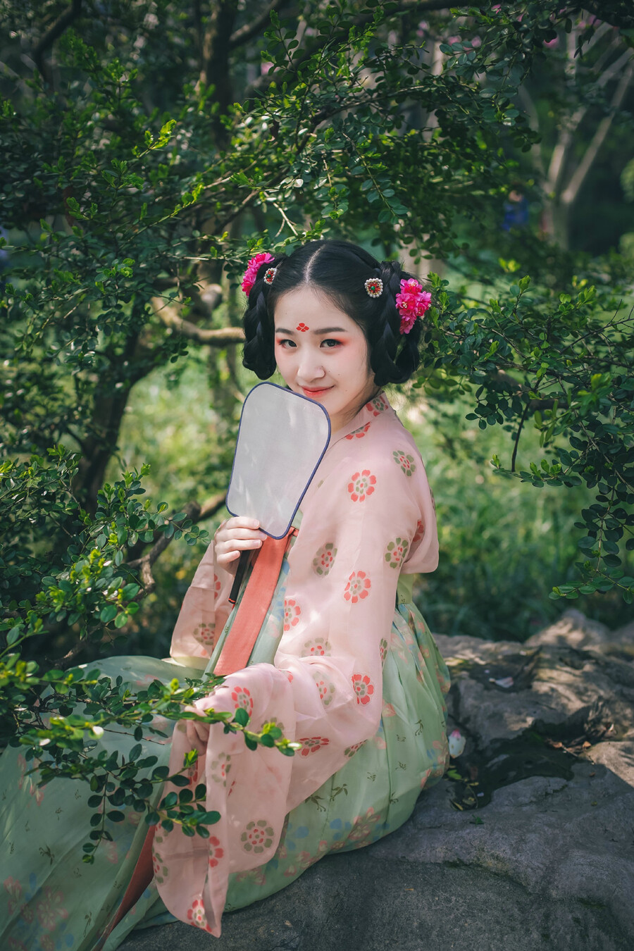 花褪残红青杏小，燕子飞时，绿水人家绕。