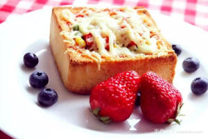  DIY奶酪吐司披萨 原料：鹌鹑蛋  胡萝卜丁  豌豆粒  青椒丝  沙拉酱  吐司  洋葱丝  玉米粒  圣女果  切达奶酪碎  番茄酱。 做法步骤： 1.用勺子在吐司中间稍压实一点吐然后涂抹一层番茄酱。因为是自己做的吐司等会还要放上鹌鹑蛋，所以切的片比较厚。 2.打入鹌鹑蛋 3.放上洋葱丝、豌豆粒、玉米粒、胡萝卜丁、圣女果、青椒丝 4.撒上切达奶酪碎，再挤点沙拉酱。入烤箱，中层，上下60°C，20分钟左右 5.奶酪吐司披萨，亦是有气质的哦 (∩_∩) 贴士： 1、蔬菜可以换成自己喜欢的 2、不要选太大的蛋比如鸡蛋，不熟，当然爱吃溏心鸡蛋的人可以随意