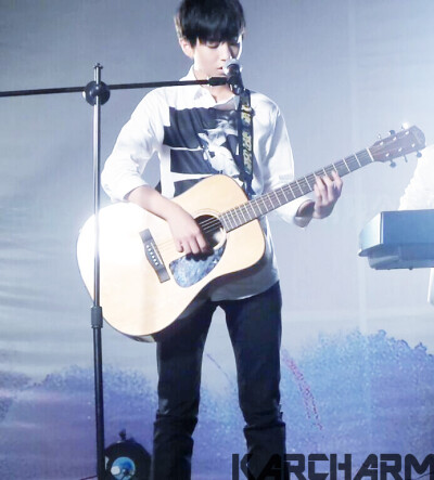 TFBOYS王俊凯 2015.06.09 重庆日月光广场演唱《明天你好》。