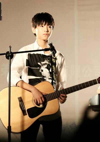 TFBOYS王俊凯 2015.06.09 重庆日月光广场演唱《明天你好》。