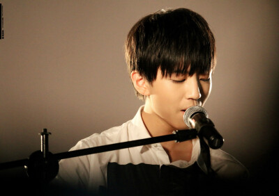 TFBOYS王俊凯 2015.06.09 重庆日月光广场演唱《明天你好》。