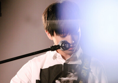 TFBOYS王俊凯 2015.06.09 重庆日月光广场演唱《明天你好》。