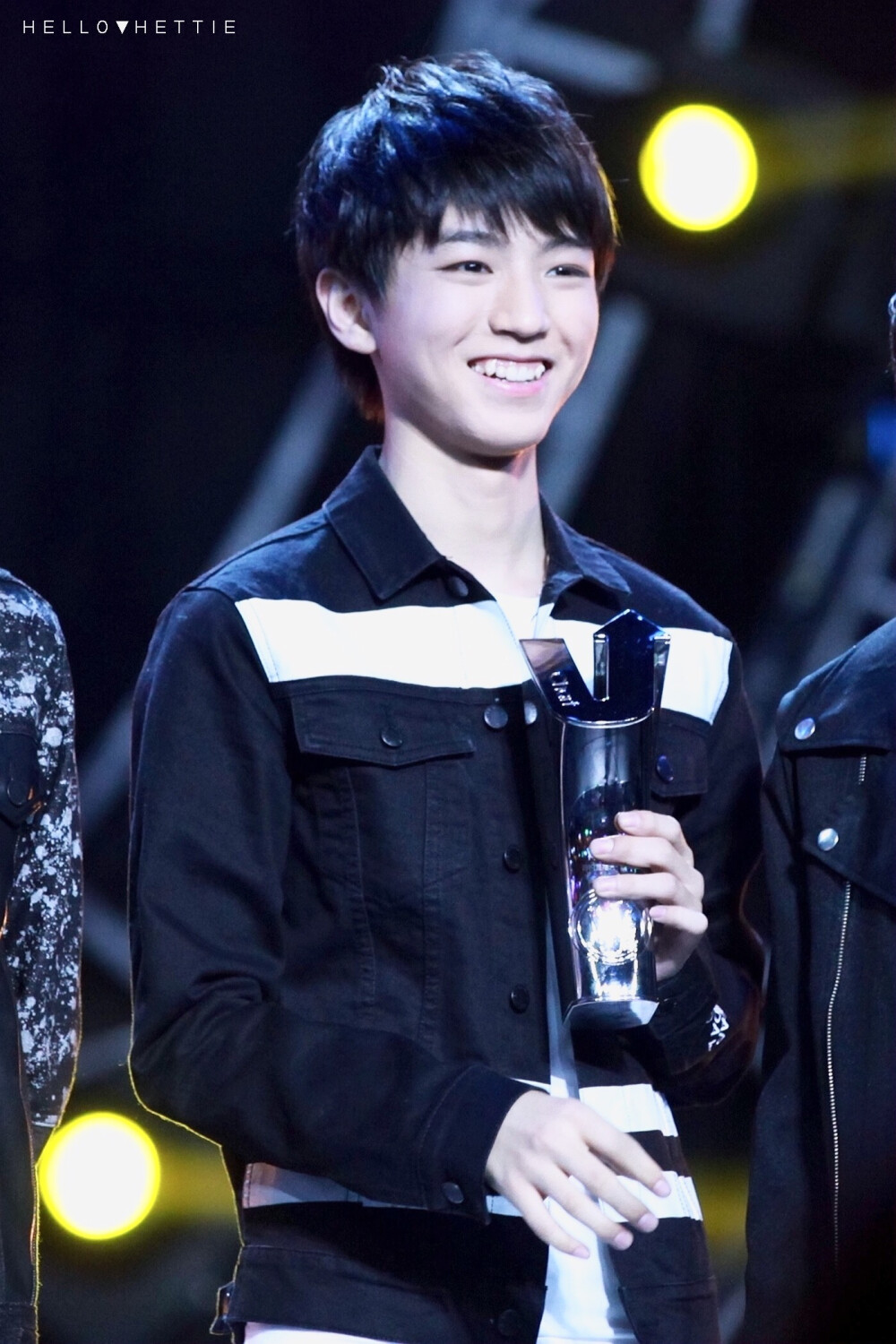 TFBOYS王俊凯 2015.04.11 第三届音悦V榜年度盛典表演现场。