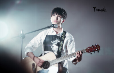 TFBOYS王俊凯 2015.06.09 重庆日月光广场演唱《明天你好》。
