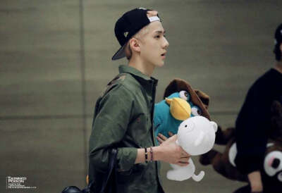 藤妍依玛 吴世勋sehun机场