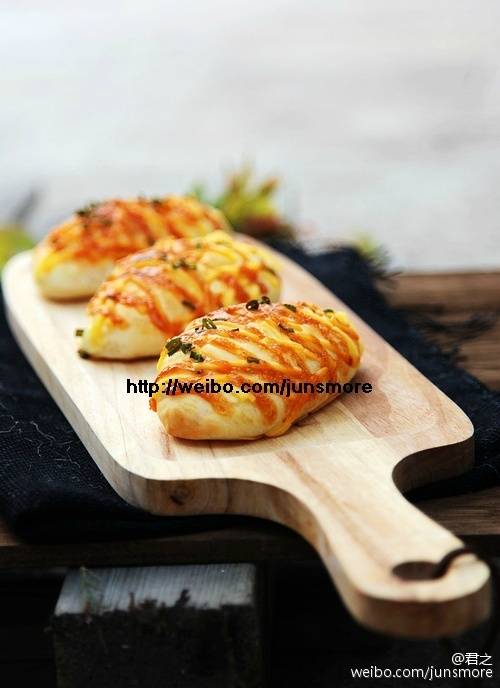 【橄榄油芝士面包酥】1.法棍面包切厚片2.除芝士外所有固体调料搅匀3.加入橄榄油调成汁4.涂到面包的一面5.翻过面,撒上芝士碎6.烤箱预热200C，烤约10min到芝士融化即可。