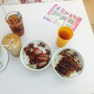 早餐点了叉烧饭和烧鸡饭配上冻奶茶和冻柠檬茶饱腹感