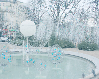 巴黎的圣诞节 是一片雪白 巴黎人总是很懂得装饰，星星彩灯，连路边的小水池都点缀着白色的灯球，像是个大雪球