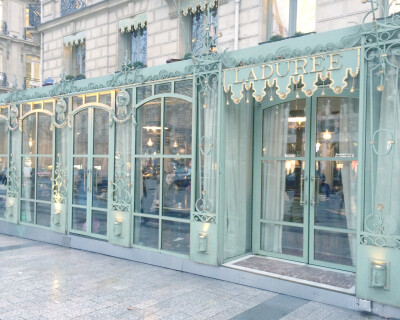 香街的laduree ，绿色的店面的装饰。覆盆子的的大号很好吃，柠檬口味也不错，别的都太腻了。大的马卡龙比小的好吃，坐下来，喝个下午茶自然是最好的，只是常常人满为患