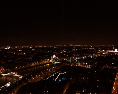 在铁塔上拍巴黎的夜，冷的不行，却还是爱惨了这样的景色，这个城市，一片灯光闪烁