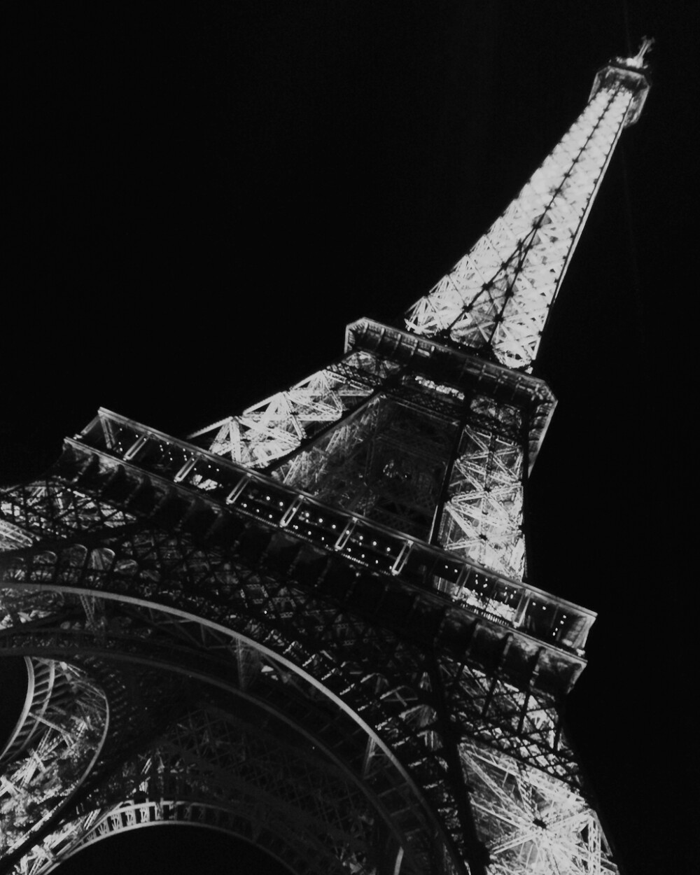 埃菲尔铁塔，我们都有一个巴黎梦，梦里的我们在铁塔下。还记得那个日日憧憬巴黎的自己，而今现在的自己日日见到她，也终于是梦想的实现。