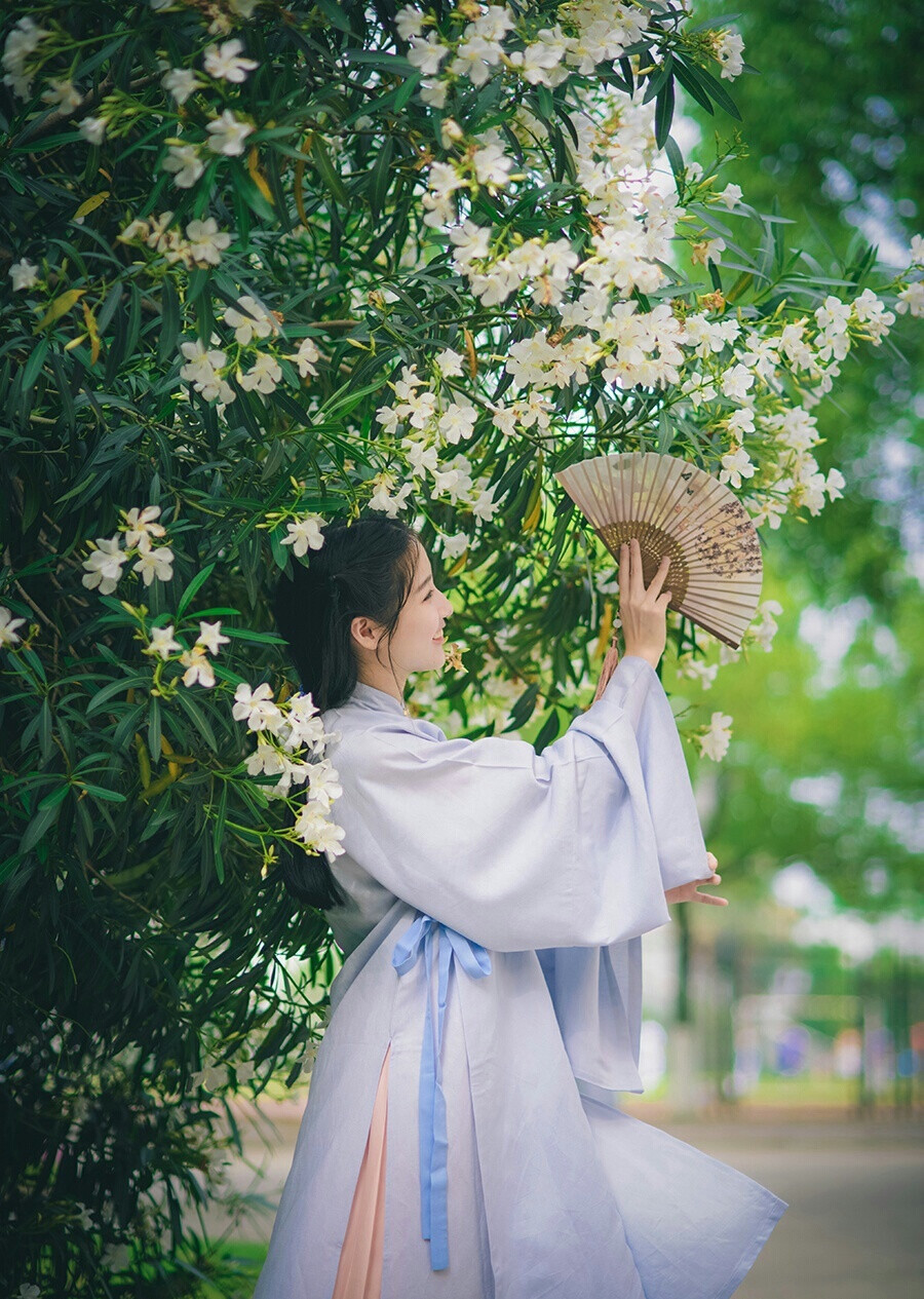 春园灼灼自颜色，愿言岁晚长相随。