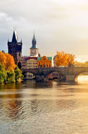 the Old Town of Prague, Czech Republic。布拉格是捷克首都，有着“千塔之城”，“金色城市”，“万城之母”之称。歌德说它是欧洲最美的城市，它是世界上第一个整座城市被指定为世界遗产的布拉格。布拉格这个名称来自德语，当地称它为布拉哈，意为“门槛”，其原因是伏尔塔瓦河在这里流经一个暗礁，水流湍急，酷似越过一个门槛。