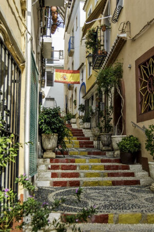 Old Town Calpe,Spain(by Steven Adams)。西班牙卡尔佩老城。卡尔佩（瓦伦西亚语Calp）是位于西班牙瓦伦西亚自治区阿里坎特省的一个海边小镇，面积不过区区24平方公里。西班牙白色海岸被誉为世界十大海岸，而卡尔佩，却自佛朗哥时代以来，便是西班牙东部“白色海岸”的耀眼明珠之一。同时也是英国、德国和北欧各国游客的热门度夏目的地。