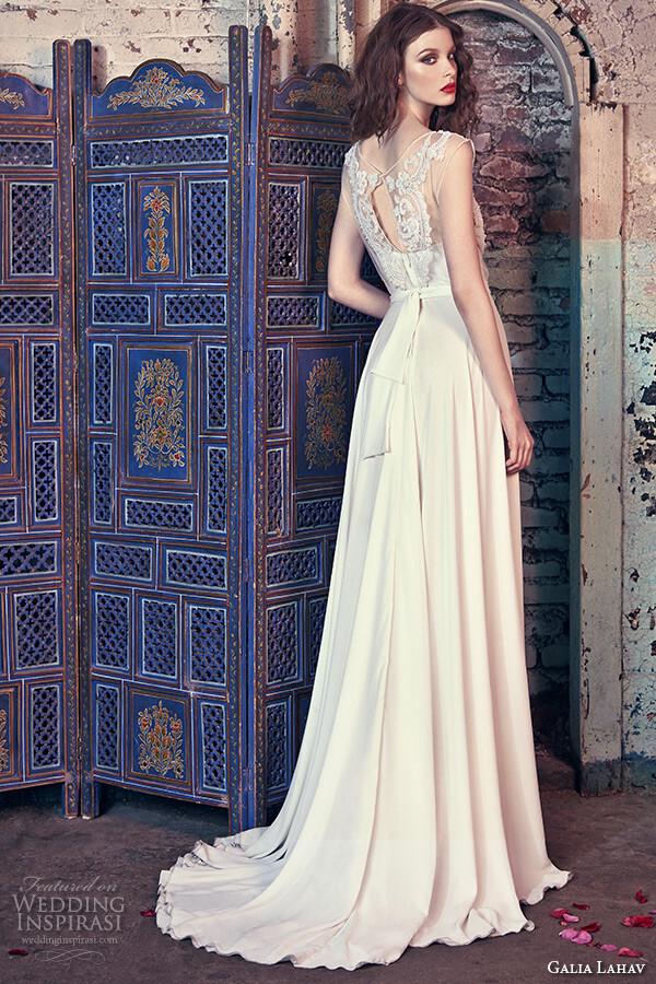 Galia Lahav Bridal Spring 2016 Wedding Dresses :Les Rêves Bohémiens 。Galia Lahav 2016春夏“波西米亚童话”系列婚纱大片。梦幻般的迷人轮廓和背部线条，缥缈柔和的带给我们更加浪漫的审美。一颗颗闪闪发光的珠宝装饰在每一件婚纱上，每一件婚纱都带给我们一种梦幻的错觉。