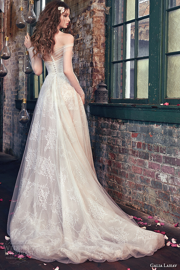 Galia Lahav Bridal Spring 2016 Wedding Dresses :Les Rêves Bohémiens 。Galia Lahav 2016春夏“波西米亚童话”系列婚纱大片。梦幻般的迷人轮廓和背部线条，缥缈柔和的带给我们更加浪漫的审美。一颗颗闪闪发光的珠宝装饰在每一件婚纱上，每一件婚纱都带给我们一种梦幻的错觉。