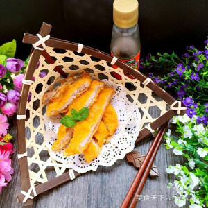  上海炸猪排  原料：猪排  色拉油  料酒  姜汁1勺  蚝油1勺  盐  鸡蛋  生粉  面包糠。 做法步骤： 1.准备三块猪大排 2.加点料酒、姜汁、盐、蚝油 3.用手抓匀放入冰箱冷藏 4.准备打散的鸡蛋液、干淀粉、面包糠 5.将腌制好的大排放入鸡蛋液中 6.再放入干淀粉中 7.再将沾满干淀粉的大排沾满蛋液 8.最后将大排放在面包糠里，均匀地裹上面包糠 9.把油倒入小锅里，烧至6成热，将大排依次放入，炸至金黄后捞起 10.捞起后用厨房纸吸去余油 11.用刀切块，配上辣酱油趁热食用