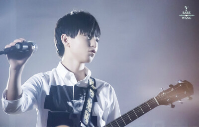 TFBOYS王俊凯 2015.06.09 重庆日月光广场演唱《明天你好》。