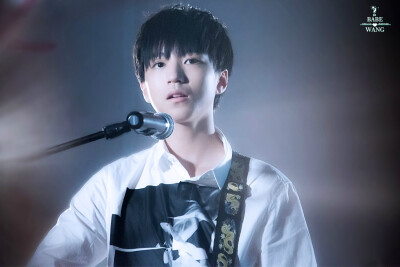 TFBOYS王俊凯 2015.06.09 重庆日月光广场演唱《明天你好》。