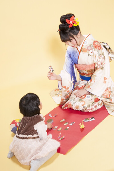 花札（はなふだ），即花斗，又名花牌。