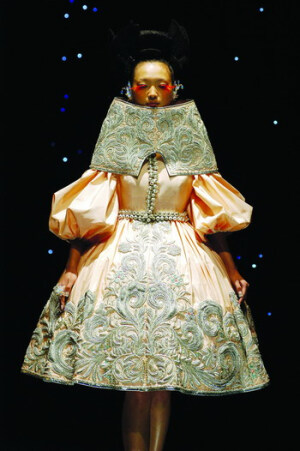 郭培  龙的故事  玫瑰坊  一千零二夜  高级服装定制  时装秀  中国风  中国嫁衣