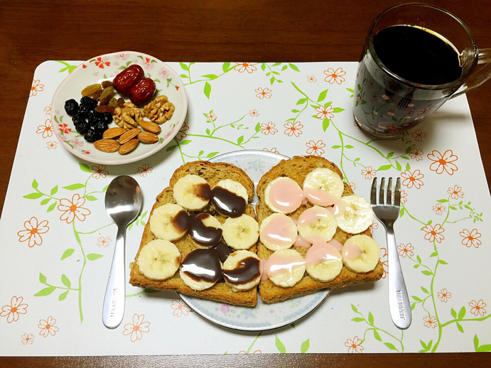 ☀️6月12日☀️早餐：烤燕麦杂粮吐司加香蕉片配巧克力炼乳和草莓炼乳+缤纷干果盘+黑咖啡