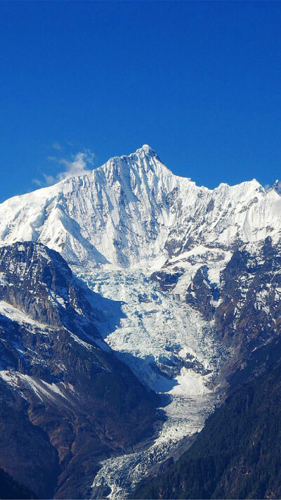 迪庆藏族自治州香格里拉县地处青藏高原南缘，横断山脉腹地，是滇、川、藏三省区交汇处?！暗锨臁辈赜镆馕凹槿缫獾牡胤健?，是世人寻觅已久的世外桃源——“香格里拉”。