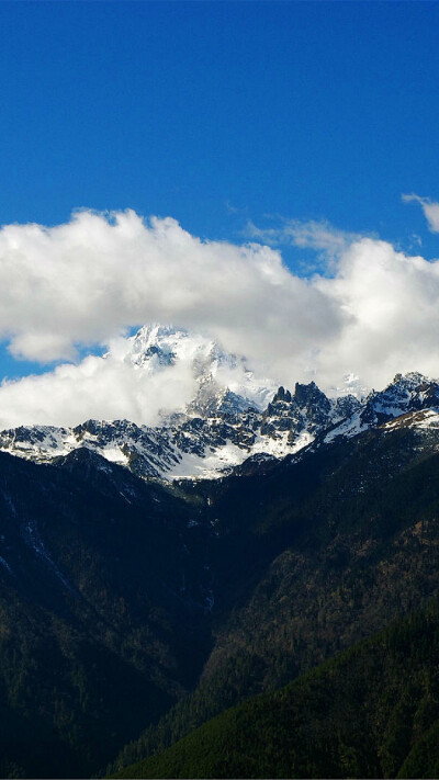 迪庆藏族自治州香格里拉县地处青藏高原南缘，横断山脉腹地，是滇、川、藏三省区交汇处。“迪庆”藏语意为“吉祥如意的地方”，是世人寻觅已久的世外桃源——“香格里拉”。