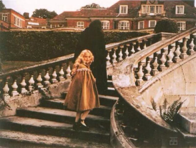 少女爱丽丝，摄于沢渡朔。