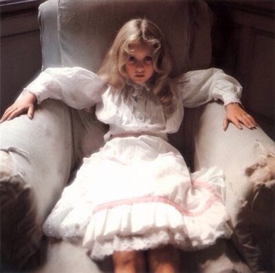 少女爱丽丝，摄于沢渡朔。