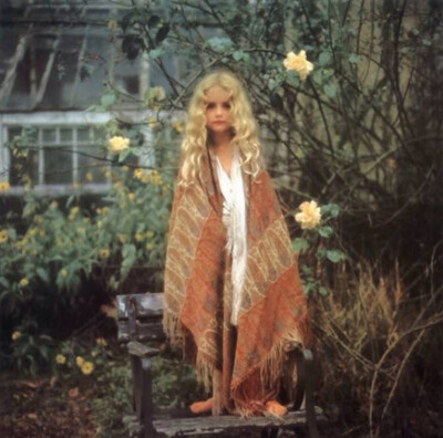 少女爱丽丝，摄于沢渡朔。