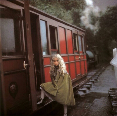 少女爱丽丝，摄于沢渡朔。