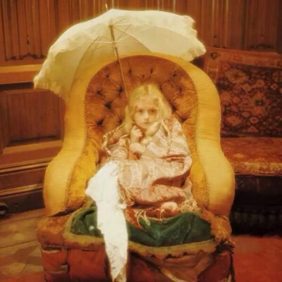 少女爱丽丝，摄于沢渡朔。