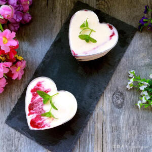 奶酪冰激凌，好棒好棒&amp;gt;3&amp;lt; 原料：奶油奶酪  蛋黄  牛奶  砂糖  奥利奥 饼干  树莓果酱  柠檬汁。 做法步骤： 1.1公斤奶酪,切下200克用刮刀扁拌匀 2.牛奶放入小锅用小火煮热 3.2个蛋黄加入砂糖.用打蛋器打发 4.把蛋黄糊分多次慢慢加入牛奶中，搅拌均匀小火煮至冒小泡 5.把牛奶蛋黄糊分几次加入到奶酪中 6.搅拌均匀加点柠檬汁 7.取小杯分装，先放点冰激凌再撒点饼干屑12.再铺上冰激凌后加点树莓果酱 8.最后再铺上冰激凌盖上盖子放入冰箱冷冻保存