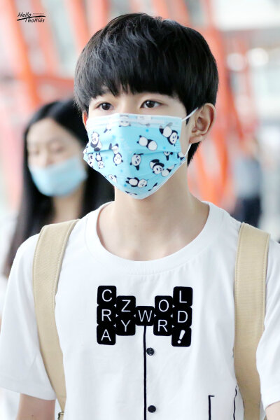 TFBOYS王源 150528 重庆赴北京 cr：HelloThomas双人站