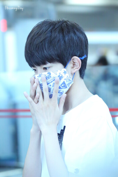 TFBOYS王源 150528 重庆赴北京 cr：BlossomingDay