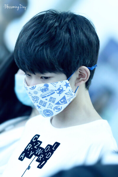 TFBOYS王源 150528 重庆赴北京 cr：BlossomingDay